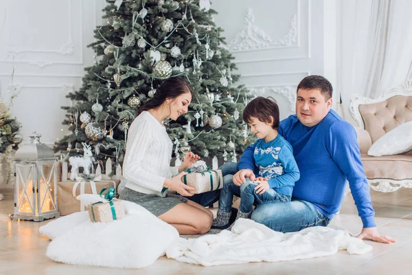 Familia en casa con decorado de Navidad interier — Foto de Stock