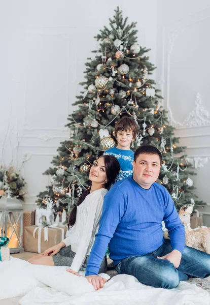 Familie zu Hause mit weihnachtlich geschmücktem Interieur — Stockfoto