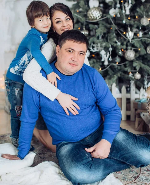 Famiglia a casa con decorato interier di Natale — Foto Stock