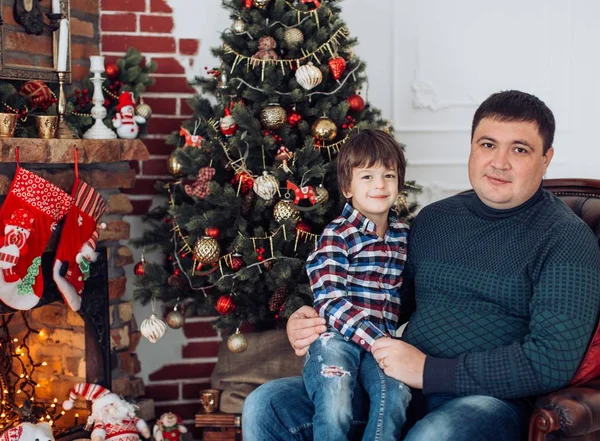 Evde oğluyla mutlu baba portresi — Stok fotoğraf