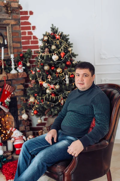 Ο άνθρωπος στο σπίτι με διακόσμηση Χριστουγέννων interier — Φωτογραφία Αρχείου