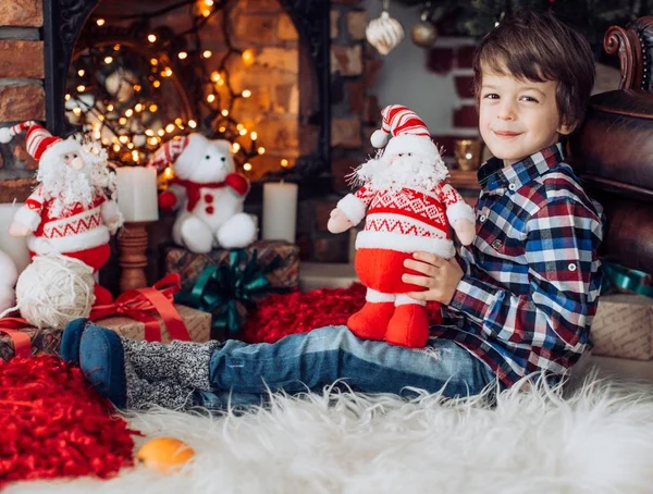 クリスマス ツリーの近くに幸せな小さな少年 — ストック写真