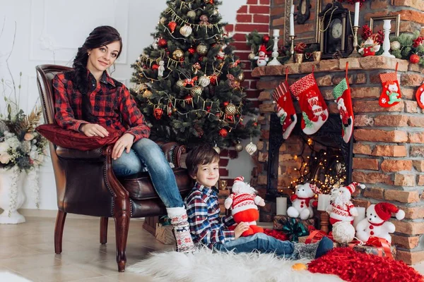 Famille à la maison avec décoré Noël interier — Photo