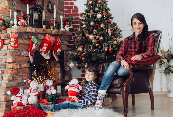 Οικογένεια στο σπίτι με διακόσμηση Χριστουγέννων interier — Φωτογραφία Αρχείου
