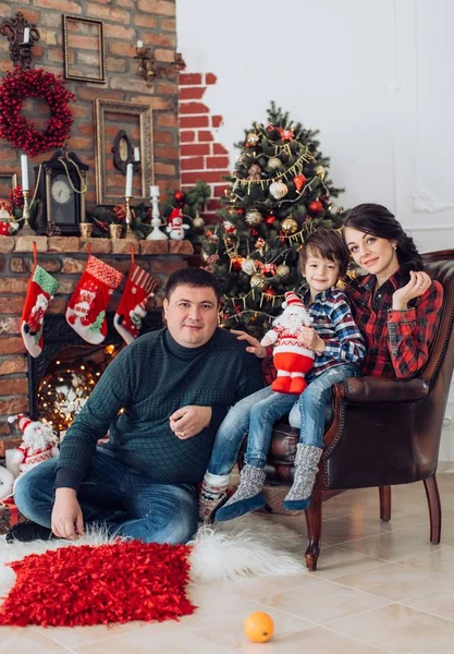 Οικογένεια στο σπίτι με διακόσμηση Χριστουγέννων interier — Φωτογραφία Αρχείου
