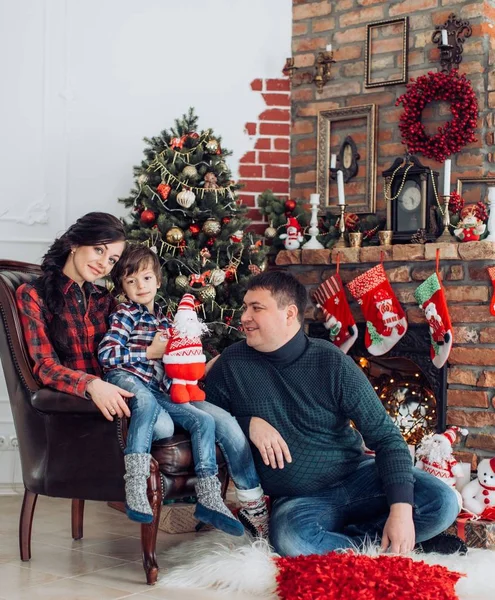 Familia en casa con decorado de Navidad interier — Foto de Stock