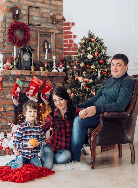 Familia en casa con decorado de Navidad interier — Foto de Stock