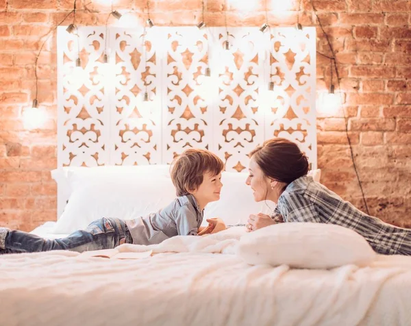 Retrato de madre y niño feliz —  Fotos de Stock