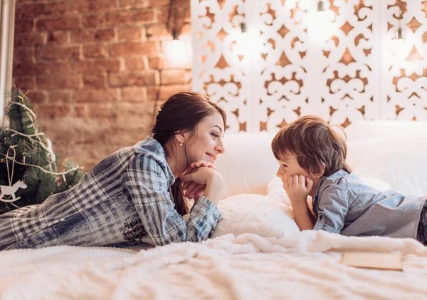 Retrato de madre y niño feliz —  Fotos de Stock