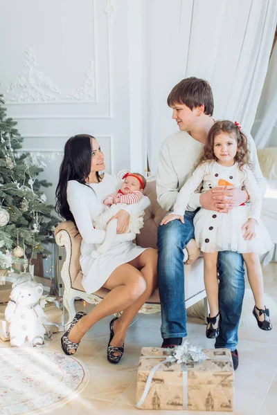 Щаслива Різдвяна родина з дочками — стокове фото