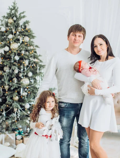 Feliz Navidad Familia con hijas — Foto de Stock