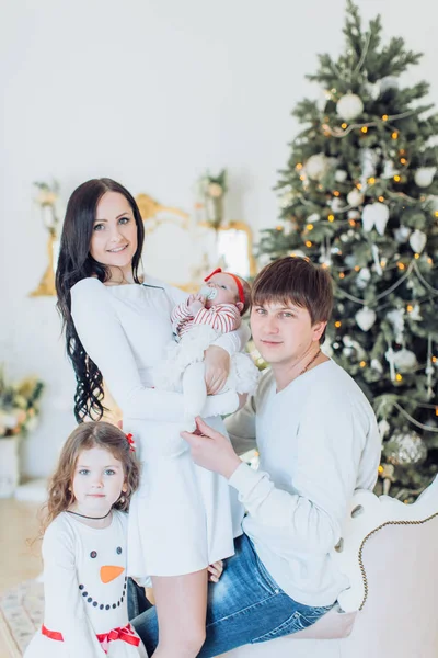 Feliz Navidad Familia con hijas — Foto de Stock