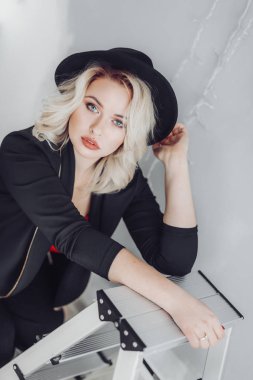 Siyah şapkalı güzel sarışın kadın 