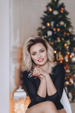 Noel ağacının yanında poz kadın