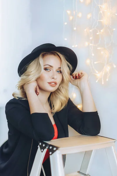 Schöne blonde Frau mit schwarzem Hut — Stockfoto