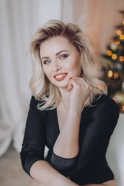 Blonde vrouw poseren in mode kleding — Stockfoto