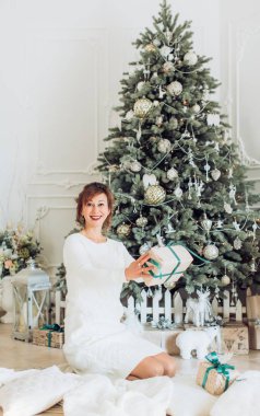 Mutlu Noel süsleri kadında