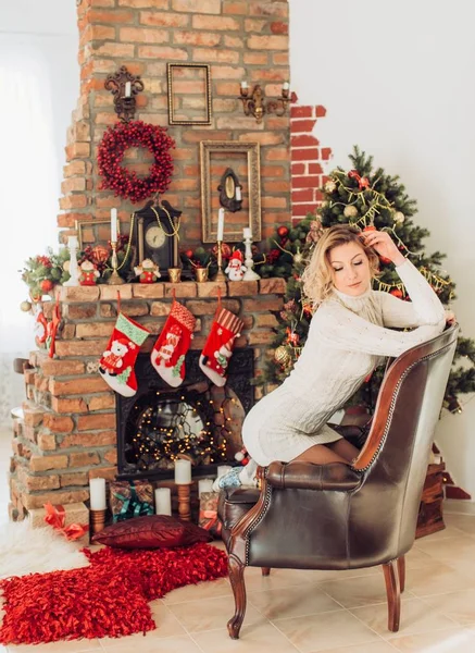 Glückliche Frau in Weihnachtsdekoration — Stockfoto