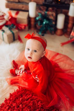  Noel ağacı dekorasyonu ile Kırmızı elbiseli kız