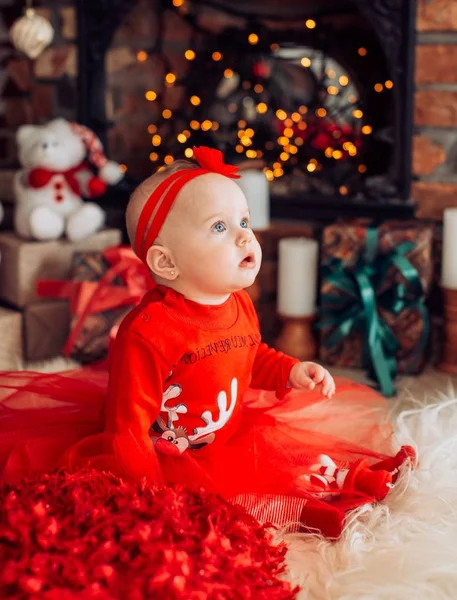 크리스마스 트리 장식으로 빨간 드레스 소녀 — 스톡 사진