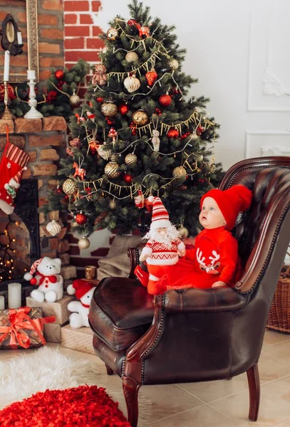 Noel ağacı dekorasyonu ile Kırmızı elbiseli kız — Stok fotoğraf