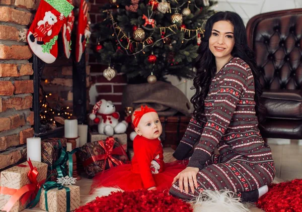 Menina e mãe perto da árvore de Natal — Fotografia de Stock