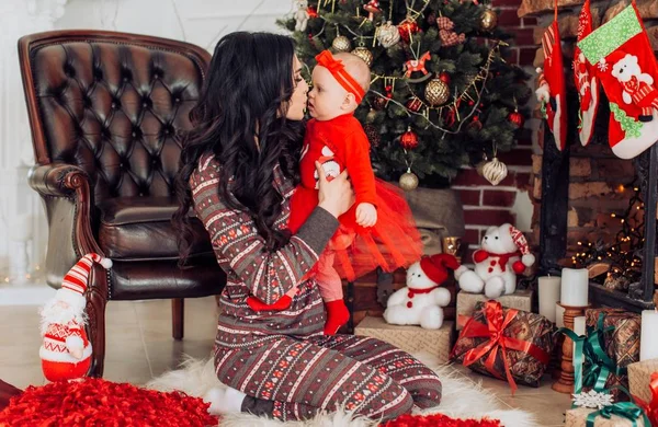 Niña y madre cerca del árbol de Navidad — Foto de Stock