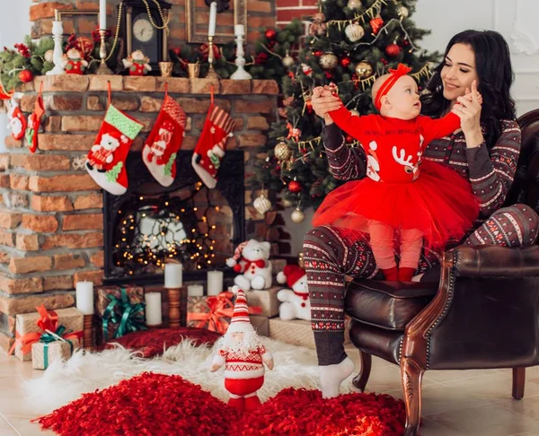 Niña y madre cerca del árbol de Navidad — Foto de Stock