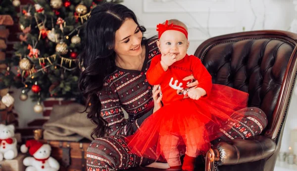 Menina e mãe perto da árvore de Natal — Fotografia de Stock