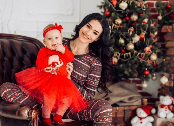 Menina e mãe perto da árvore de Natal — Fotografia de Stock