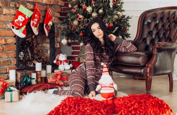 Noel süslemeleri kadında — Stok fotoğraf