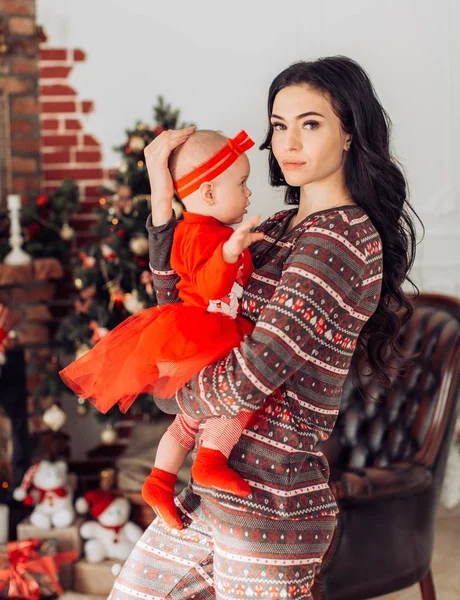 여자 아기와 크리스마스 트리 근처 어머니 — 스톡 사진