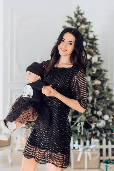 여자 아기와 크리스마스 트리 근처 어머니 — 스톡 사진