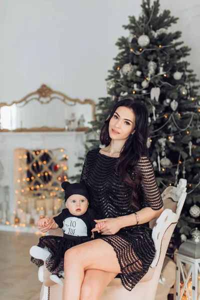 Fetiță și mamă lângă pomul de Crăciun — Fotografie, imagine de stoc