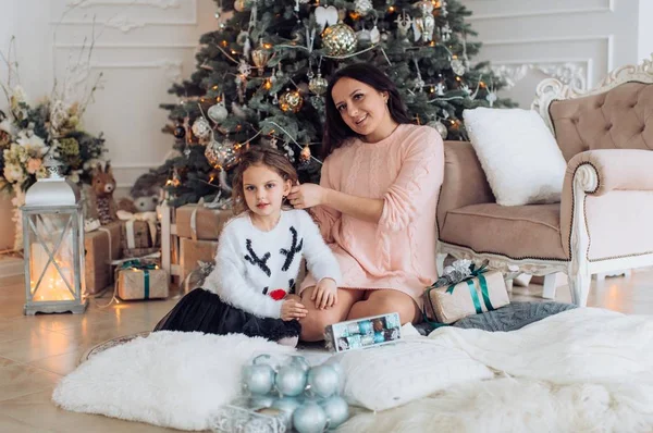 Chica y madre cerca del árbol de Navidad — Foto de Stock