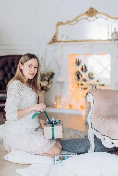 Mulher feliz na sala de Natal — Fotografia de Stock