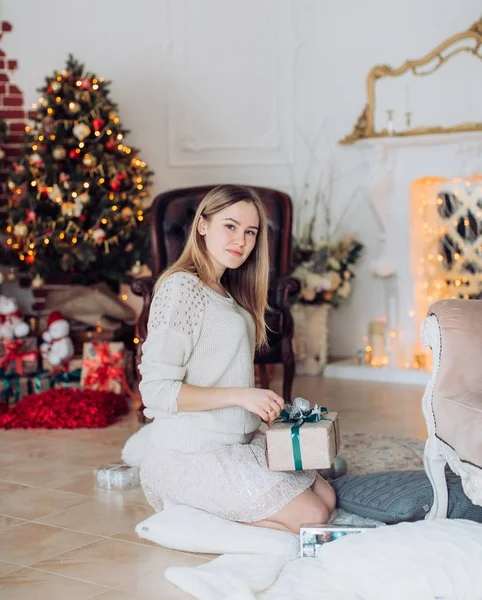 Glückliche Frau im Weihnachtszimmer — Stockfoto