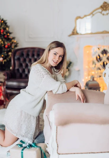 Glückliche Frau im Weihnachtszimmer — Stockfoto