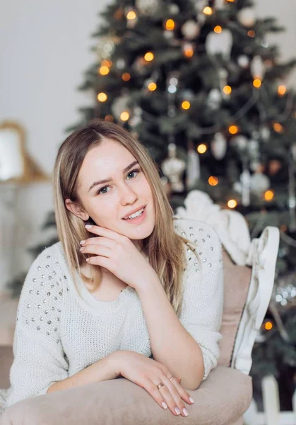 Mulher feliz na árvore de Natal — Fotografia de Stock