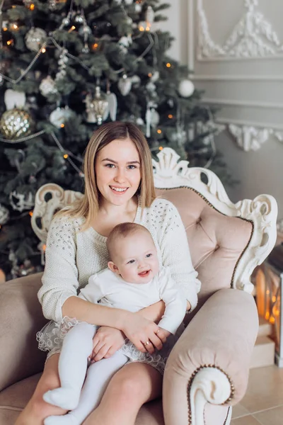 Meisje en moeder in de buurt van de kerstboom — Stockfoto