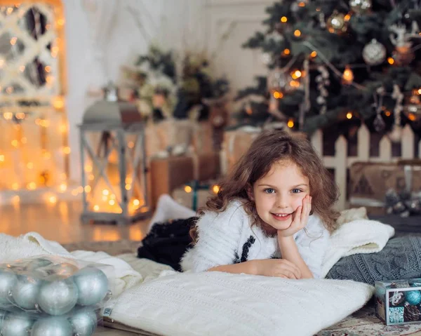 Meisje netjes de kerstboom — Stockfoto