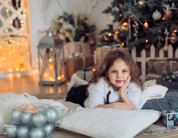 Meisje netjes de kerstboom — Stockfoto