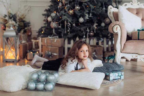 Küçük kız temiz Noel ağacı — Stok fotoğraf