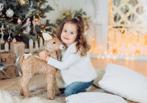 Güzel küçük bir kız temiz Noel ağacı — Stok fotoğraf