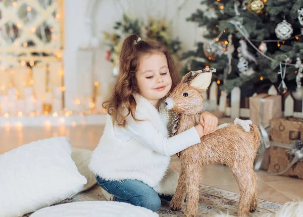 Güzel küçük bir kız temiz Noel ağacı — Stok fotoğraf