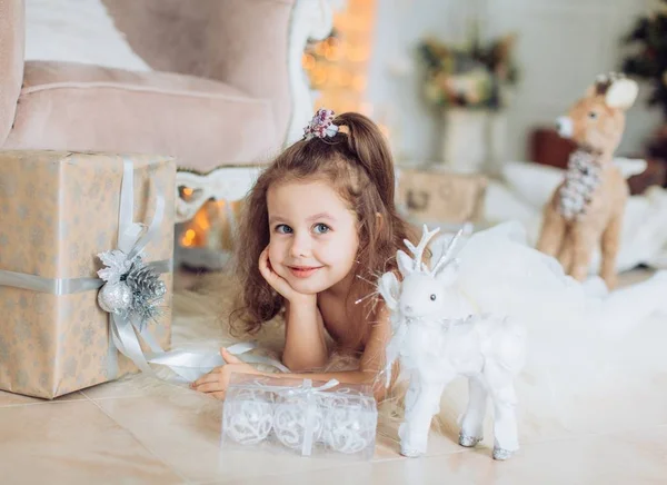Vacker liten flicka snygg julgran — Stockfoto