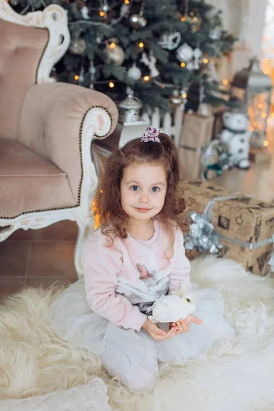 Маленькая девочка аккуратно на елке — стоковое фото