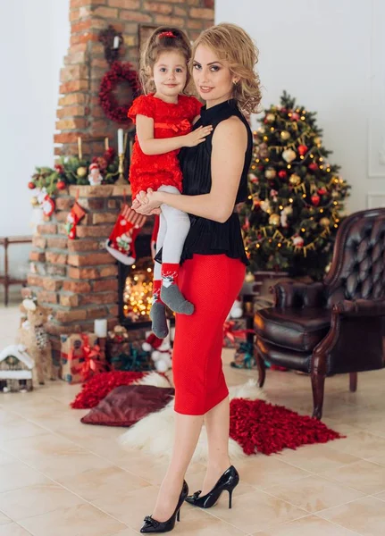 Kız ve anne Noel ağacı yakınındaki — Stok fotoğraf