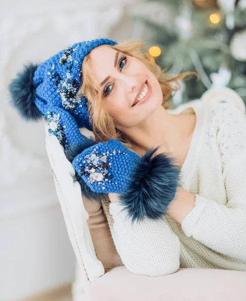 Donna felice in cappello invernale — Foto Stock