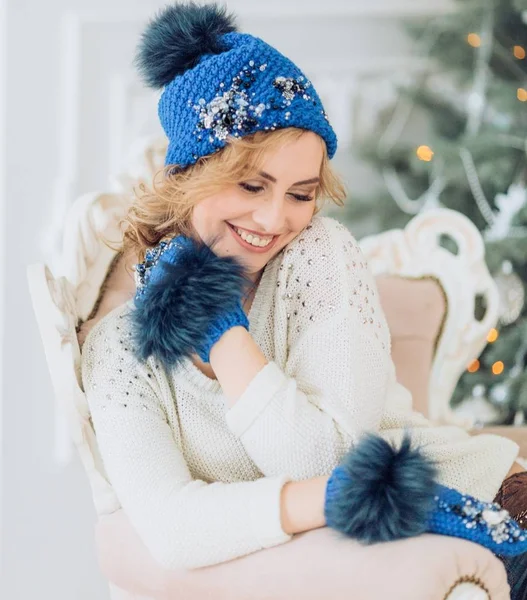 幸福的女人，在冬天的帽子 — 图库照片
